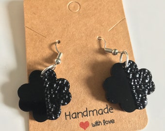 Boucles d'oreilles en résine fleur noire faites à la main