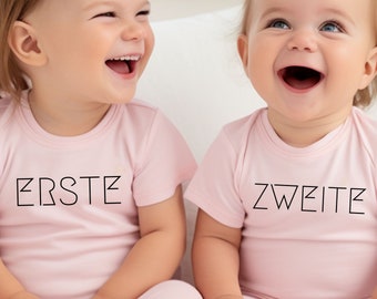 Zwillings-Baby-Bodys "ERSTE" & "ZWEITE", witziger kuscheliger Geschwister kurzarm Body Bio-Baumwolle, Zwillingsmädchen bis 1,5 Jahre