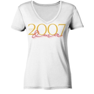 Chemise grand-mère personnalisable Col en V Coton biologique Choisissez votre année et célébrez les moments spéciaux de grand-mère ! Blanc
