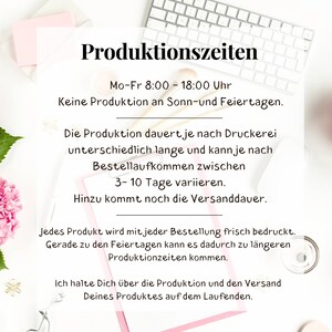 Peut inclure: Un clavier blanc avec un bloc-notes rose et blanc sur le dessus. Le bloc-notes contient du texte qui dit "Produktionszeiten" et comprend des informations sur les temps de production, y compris les heures d'ouverture, les jours de la semaine et le temps qu'il faut pour produire une commande. Le texte mentionne &eacute;galement qu'il n'y a pas de production les dimanches et jours f&eacute;ri&eacute;s.