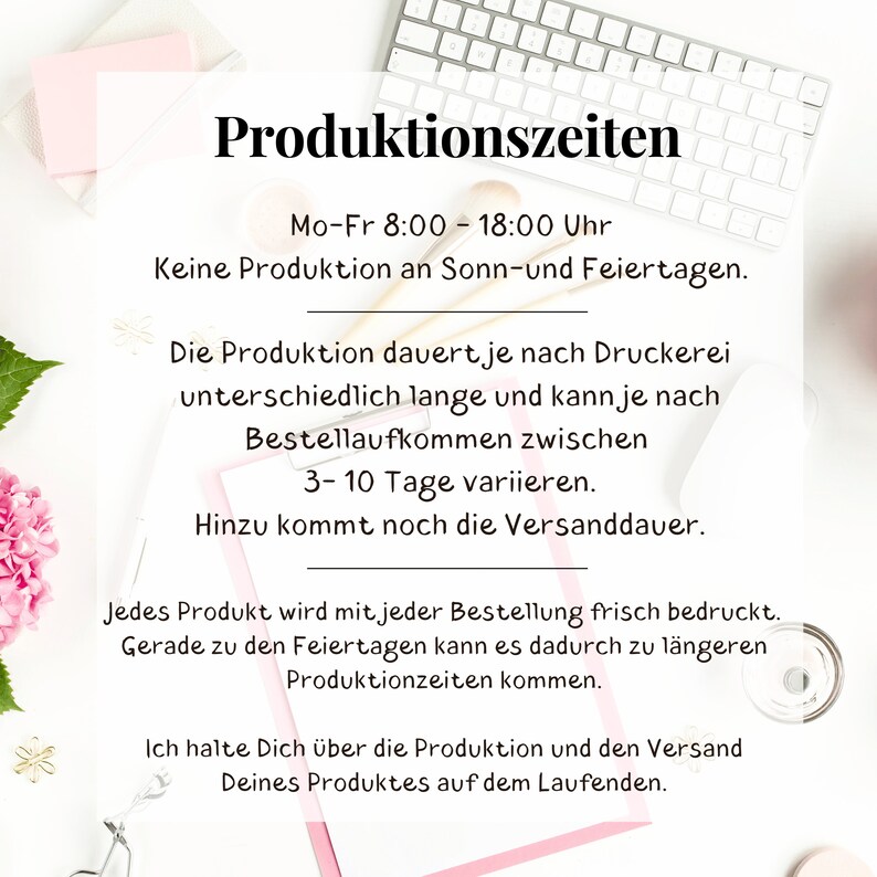 Peut inclure: Un clavier blanc avec un bloc-notes rose et blanc sur le dessus. Le bloc-notes contient du texte qui dit "Produktionszeiten" et comprend des informations sur les temps de production, y compris les heures d'ouverture, les jours de la semaine et le temps qu'il faut pour produire une commande. Le texte mentionne &eacute;galement qu'il n'y a pas de production les dimanches et jours f&eacute;ri&eacute;s.