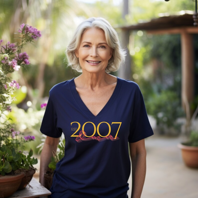 Peut inclure: Un t-shirt bleu marine avec un motif dor&eacute; et rouge qui dit "EST 2007".