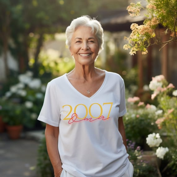 Personalisierbares Oma Shirt V-Neck Bio Baumwolle Wähle dein Jahr & feiere besondere Oma-Momente!
