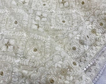 Sari in organza di seta bianco sporco con ritocchi Lucknow e zari argento, sari completamente ricamato con camicetta in seta con bordo in pizzo di cotone.