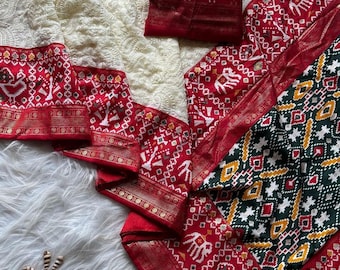 Ricamo Chikenkari in Georgette bianco sporco pesante con bordo stampato Patola e pallu, camicetta e nappe in lamina d'oro - Saree Durga Puja