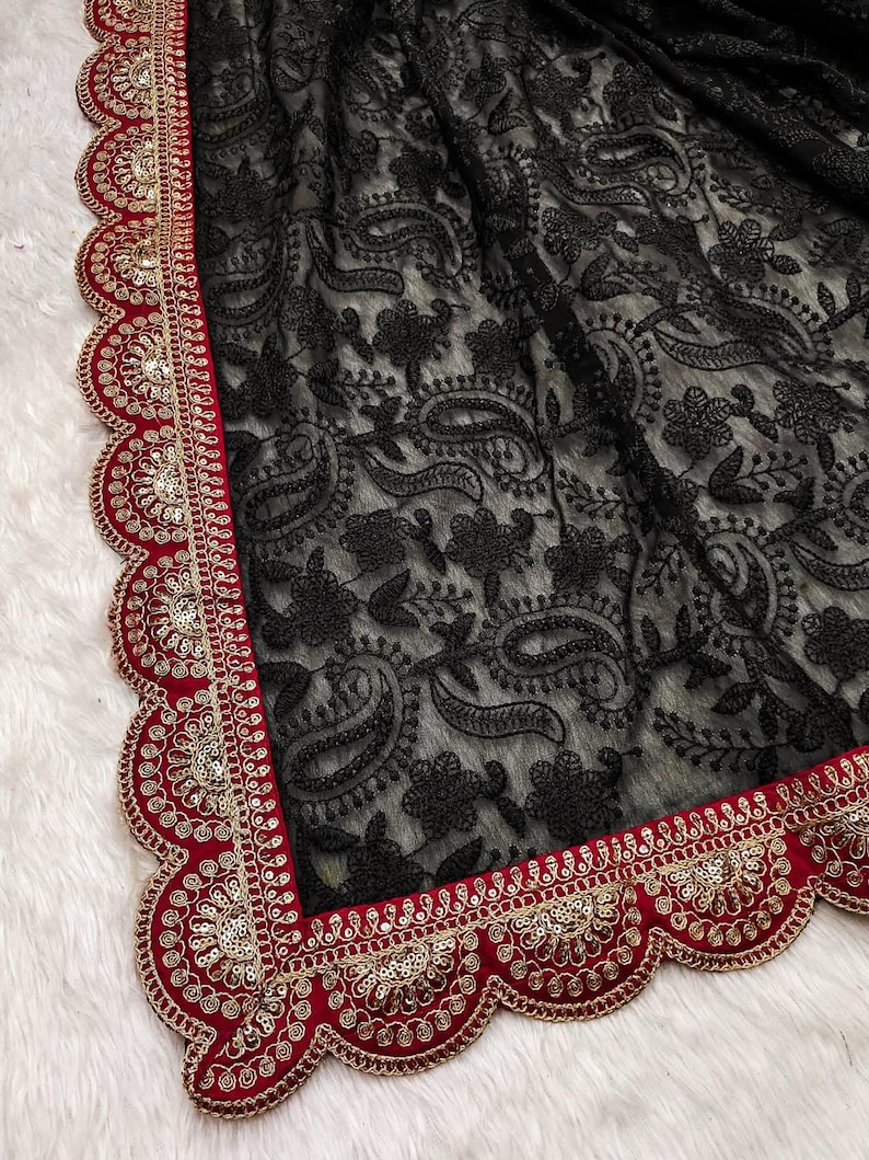 Pu&ograve; includere: Tessuto in rete nero con un motivo paisley e un bordo ricamato rosso e oro. Il bordo ha un bordo a festoni ed &egrave; decorato con paillettes.