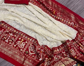 Ricamo pesante in Georgette chikankari bianco sporco con bordo stampato in lamina d'oro in rayon e pallu, camicetta stampata e nappe