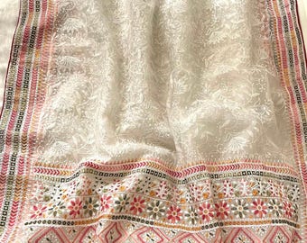 Sari in pura organza con lavorazione Lucknowi Chikankari su tutta la superficie e ricco pallu con bordo profilato, camicetta in seta slub - Sari di design Sabyasachi