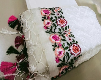 Saree in organza pesante bianco sporco con ricamo Lucknowi Chikankari e motivo Patola, bordo e pallu, camicetta e nappe - Saree Durga Puja