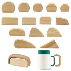 Può includere: Un set di 15 forme in legno di diverse dimensioni e forme, tra cui cerchi, rettangoli, triangoli e forme irregolari. Le forme sono tutte in legno naturale e hanno una superficie liscia e non finita.