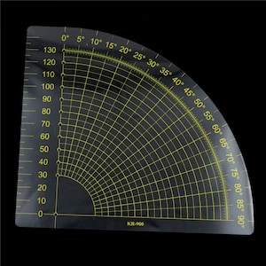 Può includere: Un goniometro nero con segni gialli e un motivo a griglia. Il goniometro misura fino a 90 gradi e ha una scala da 0 a 130. Il goniometro è etichettato "KR-900".