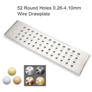 Può includere: Una piastra per tirare i fili in metallo argentato con 52 fori rotondi che vanno da 0,26 a 4,10 millimetri. La piastra per tirare i fili è etichettata "TUNGSTEN CARBIDE DRAWPLATES".