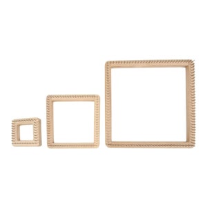 Könnte beinhalten: Drei quadratische Webrahmen aus Holz in verschiedenen Größen. Die Rahmen sind aus Naturholz gefertigt und haben eine hellbraune Farbe. Die Rahmen werden zum Weben von Garn oder Schnur verwendet.