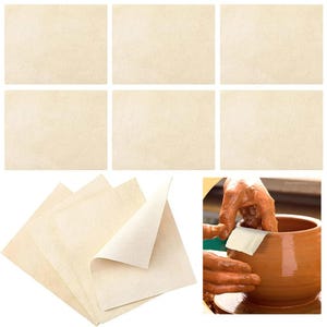 Puede incluir: Seis piezas cuadradas de papel de recorte de cerámica beige, con tres apiladas una encima de la otra, y un primer plano de una mano que usa un trozo de papel para recortar una maceta de barro en un torno de alfarería.