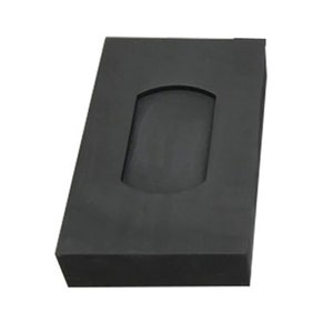 Puede incluir: Un molde rectangular negro con un recorte en forma de tel&eacute;fono. El molde est&aacute; hecho de un material liso y duro.