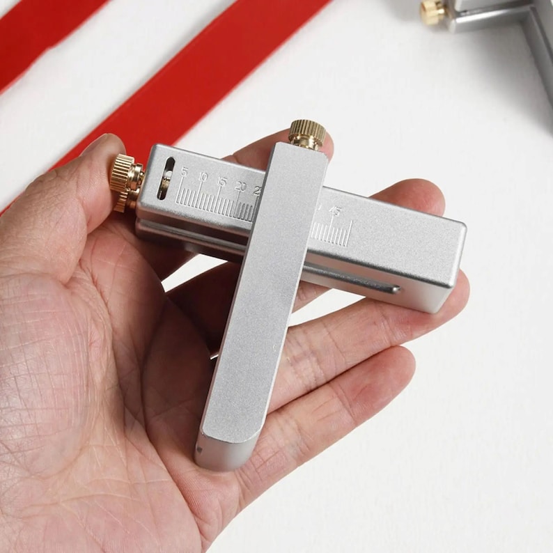 Leather Strip Cutting Tool, Aluminum Alloy, Oxidized Brass Finish, Leathercraft Accessories, Bag Belt Strap Making Essentials, DIY Crafting

Strip cutting tool,strip cutter,strap cutter,cutting tool,diy belt,diy cutter,leathercraft cutter