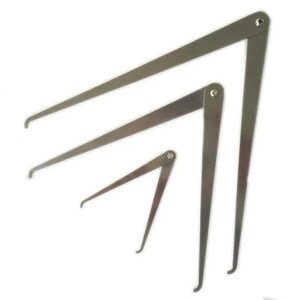 Könnte beinhalten: Satz von vier silberfarbenen Messzirkeln in verschiedenen Größen. Jeder Messzirkel hat zwei gerade, spitze Arme, die durch eine Niete verbunden sind. Die Arme sind an den Enden nach innen gebogen. Die Messzirkel sind diagonal angeordnet. Maße in Zentimetern.