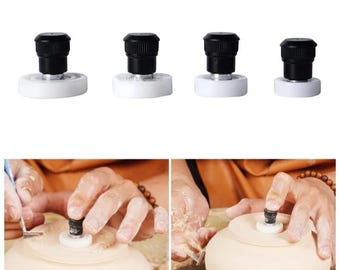 Può includere: Quattro strumenti in ceramica neri e bianchi con un pomo in cima. Gli strumenti sono utilizzati per lisciare e modellare la ceramica.