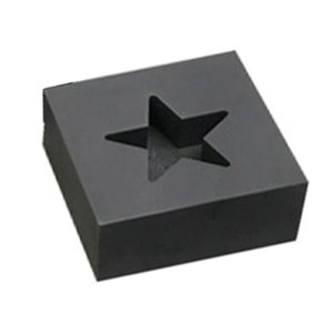 Puede incluir: Un molde cuadrado negro con un recorte en forma de estrella. El molde est&aacute; hecho de un material liso y oscuro.