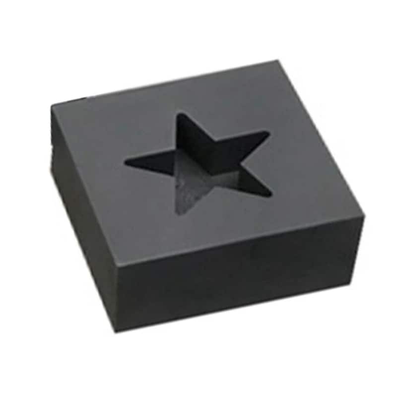 Puede incluir: Un molde cuadrado negro con un recorte en forma de estrella. El molde est&aacute; hecho de un material liso y oscuro.