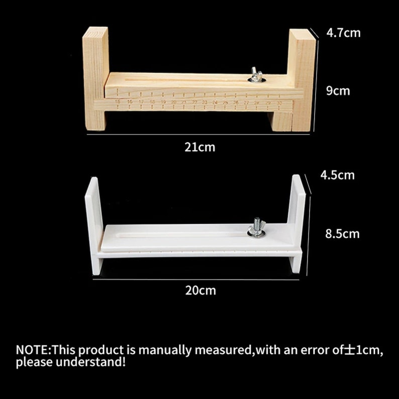 Op de afbeelding: Twee houten en plastic gereedschappen voor het maken van armbanden. Het houten gereedschap is 23 cm lang, 12 cm hoog en 53 cm breed. Het plastic gereedschap is 8,5 cm hoog, 4,5 cm breed en 20 cm lang.