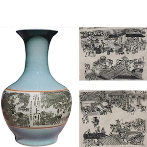 Puede incluir: Un jarrón de cerámica azul claro con un borde negro y una ilustración detallada de una escena histórica. El jarrón tiene una base ancha y un cuello estrecho. La ilustración es en blanco y negro y presenta personas, edificios y árboles.