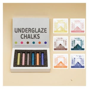 Puede incluir: Un juego de tizas de sub-vidrio en una caja blanca, con el texto "UNDERGLAZE CHALKS" en la tapa. La caja contiene seis tizas de colores: amarillo, rosa, gris, turquesa, naranja y morado. Se muestran seis muestras de color adicionales a la derecha.