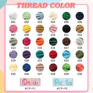 Op de afbeelding: Een kleurenkaart met de titel THREAD COLOR toont dertig cirkelvormige stalen van gevlochten draad in diverse tinten, gelabeld van E01 tot E30, plus twee rechthoekige stofstalen met geborduurde namen, gelabeld MIX-01 en MIX-02.