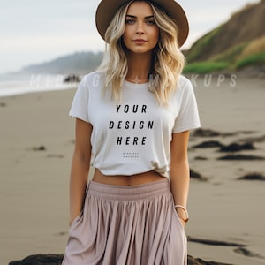 Maquete de Camiseta Branca - Modelo Boho com Chapéu de Aba Larga Maquete de Camisa Feminina