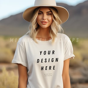 Maquete de representação de camiseta creme macia - Modelo Boho com chapéu de aba larga bronzeado Maquete de camisa feminina