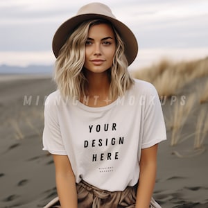 Maquete de Camiseta Branca - Modelo Boho com Chapéu de Aba Larga Maquete de Camisa Feminina