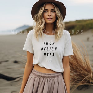 Maquete de Camiseta Branca - Modelo Boho com Chapéu de Aba Larga Maquete de Camisa Feminina