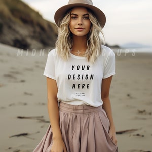 Maquete de Camiseta Branca - Modelo Boho com Chapéu de Aba Larga Maquete de Camisa Feminina