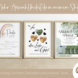 Pu&ograve; includere: Tre stampe incorniciate con design diversi. La prima stampa presenta un arcobaleno con il nome Paula e una poesia. La seconda stampa ha un design a forma di cuore con le parole "Von alles Liebe und Gute!" e i nomi Carina, Julia, Leon & Tobias. La terza stampa ha uno sfondo acquerellato verde con i nomi Natalie & Patrick e la data 26 agosto 2023. Tutte e tre le stampe hanno uno sfondo bianco.