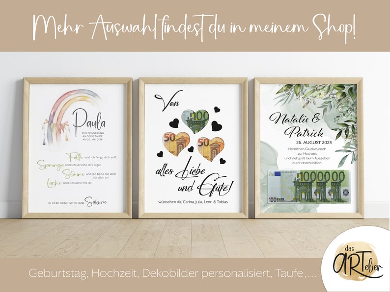 Pu&ograve; includere: Tre stampe incorniciate con design diversi. La prima stampa presenta un arcobaleno con il nome Paula e una poesia. La seconda stampa ha un design a forma di cuore con le parole "Von alles Liebe und Gute!" e i nomi Carina, Julia, Leon & Tobias. La terza stampa ha uno sfondo acquerellato verde con i nomi Natalie & Patrick e la data 26 agosto 2023. Tutte e tre le stampe hanno uno sfondo bianco.