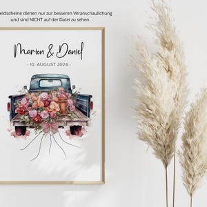 Pu&ograve; includere: Un'illustrazione ad acquerello di un camioncino vintage blu con una cassone pieno di fiori rosa, rossi e arancioni. Il camioncino tira un nastro bianco con un fiocco. Il testo "Marion & Daniel - 10. AGOSTO 2024 -" &egrave; stampato sopra il camioncino.