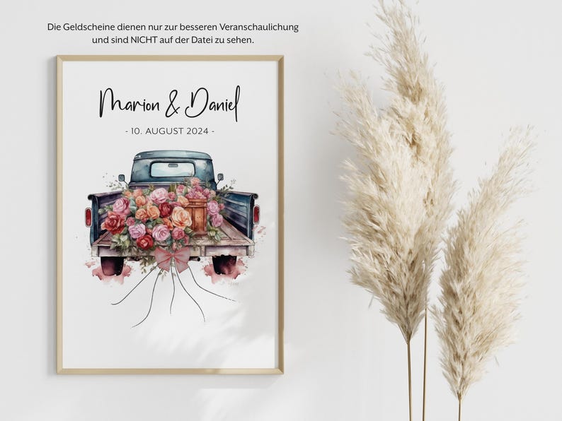 Pu&ograve; includere: Un'illustrazione ad acquerello di un camioncino vintage blu con una cassone pieno di fiori rosa, rossi e arancioni. Il camioncino tira un nastro bianco con un fiocco. Il testo "Marion & Daniel - 10. AGOSTO 2024 -" &egrave; stampato sopra il camioncino.