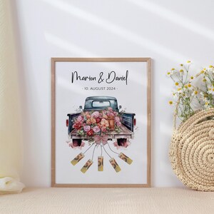 Pu&ograve; includere: Una stampa incorniciata con un'illustrazione ad acquerello di un cassone di un camion vintage pieno di fiori. Il testo "Marion & Daniel - 10 agosto 2024 -" &egrave; in cima alla stampa.
