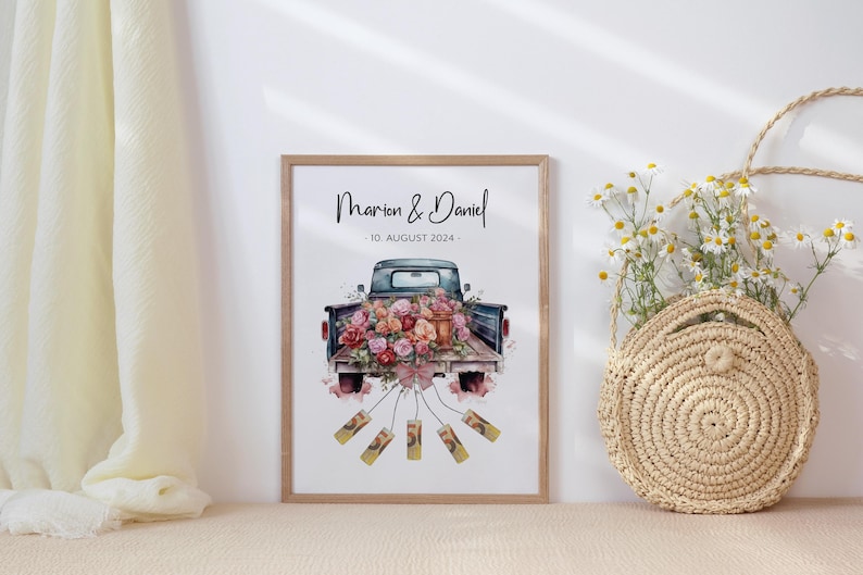 Pu&ograve; includere: Una stampa incorniciata con un'illustrazione ad acquerello di un cassone di un camion vintage pieno di fiori. Il testo "Marion & Daniel - 10 agosto 2024 -" &egrave; in cima alla stampa.