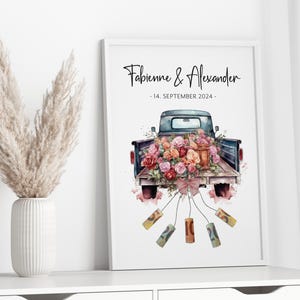 Pu&ograve; includere: Un'illustrazione ad acquerello di un cassone di un camion vintage pieno di fiori rosa, rossi e bianchi. Il camion &egrave; decorato con una ghirlanda di fiori e ha un cartello che recita "Fabienne & Alexander - 14 settembre 2024 - ". Il camion tira una corda di piccole scatole regalo colorate.