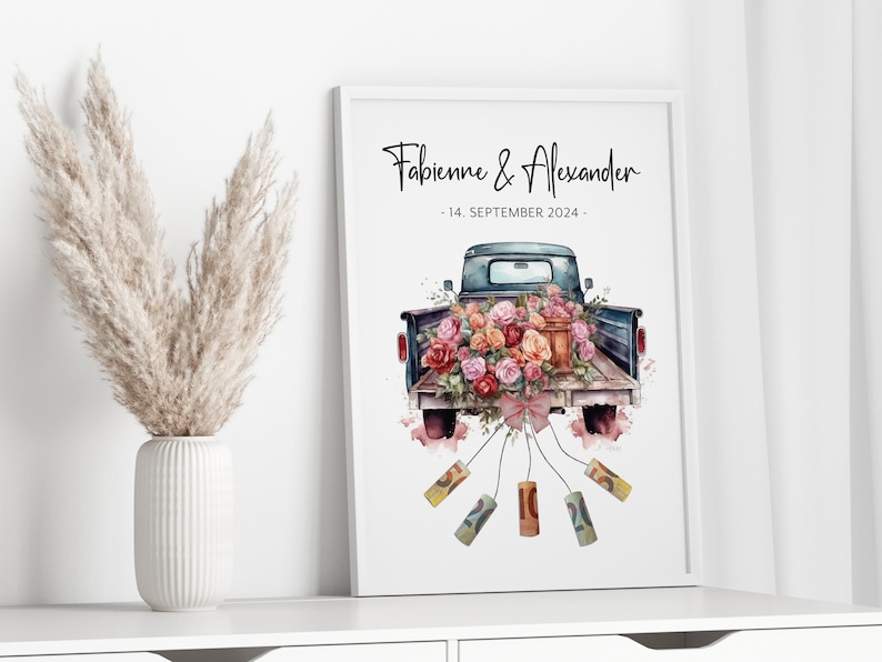 Pu&ograve; includere: Un'illustrazione ad acquerello di un cassone di un camion vintage pieno di fiori rosa, rossi e bianchi. Il camion &egrave; decorato con una ghirlanda di fiori e ha un cartello che recita "Fabienne & Alexander - 14 settembre 2024 - ". Il camion tira una corda di piccole scatole regalo colorate.