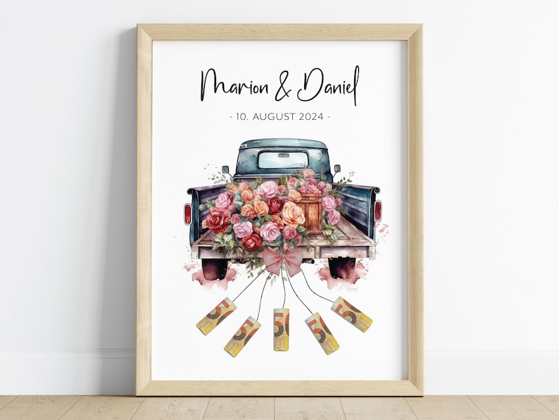 Pu&ograve; includere: Un'illustrazione ad acquerello di un camioncino vintage blu con una cassone pieno di fiori rosa, rossi e arancioni. Il camioncino ha un cassone di legno ed &egrave; legato con cinque nastri gialli. Il testo "Marion & Daniel - 10. AGOSTO 2024 -" &egrave; stampato sopra il camioncino.