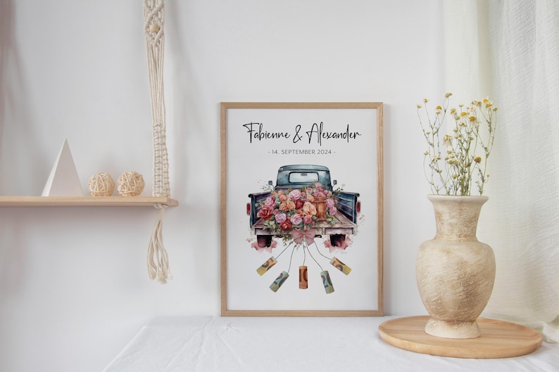 Pu&ograve; includere: Un'illustrazione ad acquerello di un cassone di un camion vintage pieno di fiori rosa, rossi e bianchi. Il camion &egrave; blu e ha un cassone di legno. Il testo "Fabienne & Alexander - 14 settembre 2024" &egrave; stampato sopra il camion.