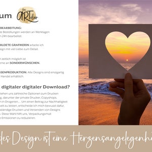 Pu&ograve; includere: Un'illustrazione di graphic design con un ritaglio a forma di cuore che rivela un tramonto sull'oceano. Il testo "das arteler" &egrave; in un cerchio nella parte superiore dell'immagine. Il testo "Warum digitaler Download?" &egrave; in un grande carattere nella parte superiore dell'immagine. Il testo "jedes Design ist eine Herzensangelegenheit..." &egrave; nella parte inferiore dell'immagine.