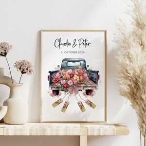 Pu&ograve; includere: Un'illustrazione ad acquerello di un cassone di un camion vintage pieno di fiori rosa, rossi e bianchi. Il camion &egrave; decorato con una ghirlanda di fiori e ha un cartello che recita "Claudia & Peter - 5. Oktober 2024 - ".