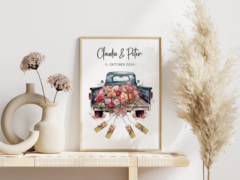 Pu&ograve; includere: Un'illustrazione ad acquerello di un cassone di un camion vintage pieno di fiori rosa, rossi e bianchi. Il camion &egrave; decorato con una ghirlanda di fiori e ha un cartello che recita "Claudia & Peter - 5. Oktober 2024 - ".