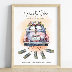 Könnte beinhalten: Eine Aquarell-Illustration eines Oldtimer-Autos, das mit Blumen geschmückt ist, mit dem Text "Nadine & Robin" und "28. SEPTEMBER 2024" über dem Auto. Das Auto hat ein "Just Married"-Schild hinten und wird von fünf Schnüren gezogen, an denen eingerollte Geldscheine befestigt sind. Der Text "VON HERZEN ALLES LIEBE ZUR HOCHZEIT!" befindet sich am unteren Rand des Bildes.