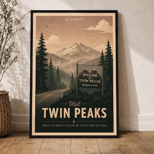 Könnte beinhalten: Ein gerahmtes vertikales Poster mit einer Landschaftsillustration von Bergen, Kiefern und einer Straße. Ein Schild zeigt Welcome to Twin Peaks Population 51,201. Der Text Visit Twin Peaks und Where the Douglas Firs are not exactly what they seem.