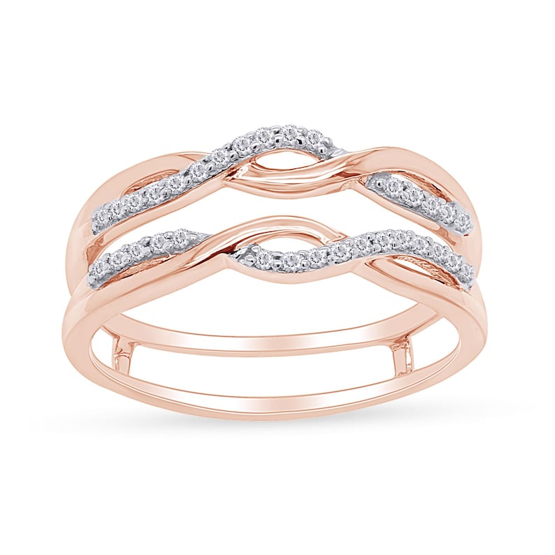 Op de afbeelding: Een ring van ros&eacute;goud met een dubbelband ontwerp. De banden zijn met elkaar verweven en bezet met kleine diamanten.