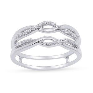 Op de afbeelding: Een zilveren ring met een gedraaid ontwerp en kleine diamanten die in de band zijn gezet. De ring is ontworpen om te worden gedragen als een ringversterker.